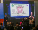 O presidente Jair Bolsonaro entregou as primeiras carteiras de identidade nacional