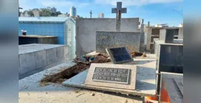  Funcionários do local encontraram o túmulo revirado e acionaram a Polícia Militar e os familiares do falecido 