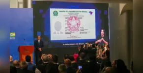  O presidente Jair Bolsonaro entregou as primeiras carteiras de identidade nacional 
