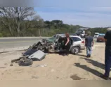 Após a batida, o carro ficou completamente destruído
