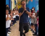 Professor ganha 'corredor de aplausos' ao deixar escola; assista