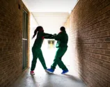 Duas alunas, de 19 e 18 anos, se envolveram em uma briga no colégio
