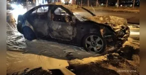  O veículo pegou fogo momentos depois do acidente e ficou destruído 