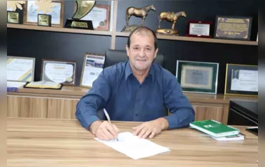 Prefeito José Roberto Furlan assina o contrato administrativo