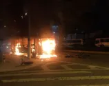 Vários veículos foram incendiados pela torcida