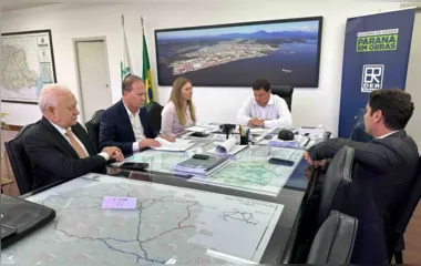 O prefeito estava acompanhado pelo presidente da Assembleia Legislativa, Ademar Traiano, e pelo deputado estadual Alexandre Curi
