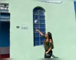 Diretora  Rosana Manfrim Lopes mostra estragos em janela
