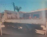 Caminhão sem motorista colide contra Hilux em Apucarana