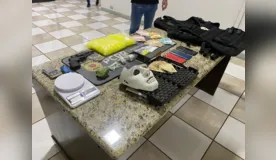  Drogas, arma, munições, entre outros objetos foram apreendidos 