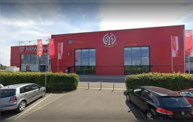 Estádio multidesportivo situado em Mainz, Alemanha