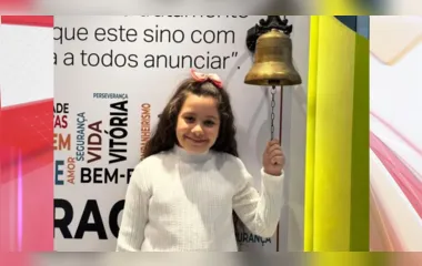 Venceu o câncer: menina de 8 anos toca sino da cura em hospital no PR