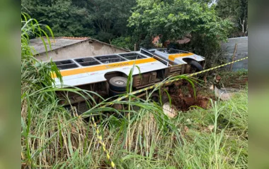Ônibus escolar tombou no Jardim Milani, em Apucarana
