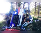 Caminhoneiro morre após tombar carreta em cima de carro na PR-170