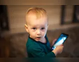 Sociedade Brasileira de Pediatria recomenda que crianças com menos de 2 anos não tenham contato com aparelhos eletrônicos