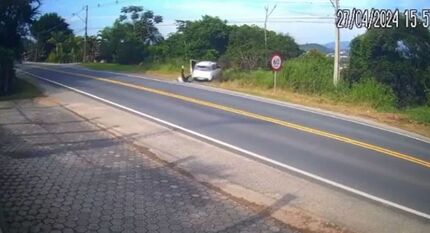 Vídeo: casal salta de Fiat Uno em movimento e joga carro em ribanceira