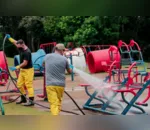 Servidores da prefeitura desinfetam parque infantil