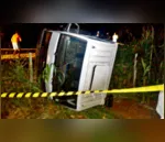 O caminhão caiu em um barranco e tombou, a vítima morreu no local do acidente