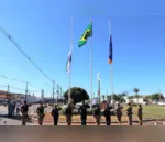 Bandeiras são instaladas no entroncamento das Ruas Pavão e Guaratinga