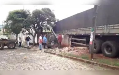 Carreta desgovernada invade e destrói casa em Cambira