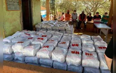 Governo entrega cestas básicas a famílias com crianças e adolescentes