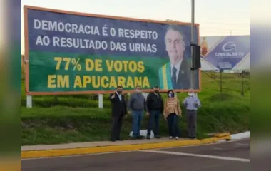 Outdoor com imagem do presidente que foi pichado em Apucarana é substituído