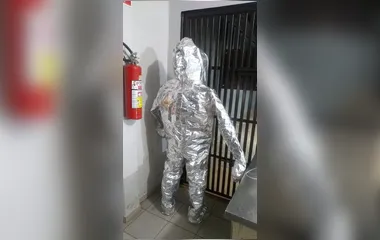 Homem vestido com roupa de "astronauta" é preso em Cambé, no Paraná