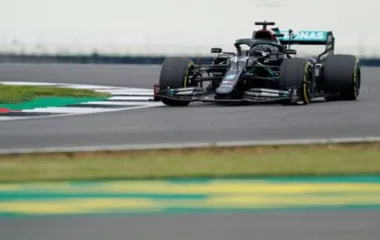 Mercedes é a mais rápida em treinos para GP dos 70 anos da F1
