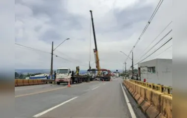 Retirada de caminhão na Avenida Brasil altera trânsito; assista