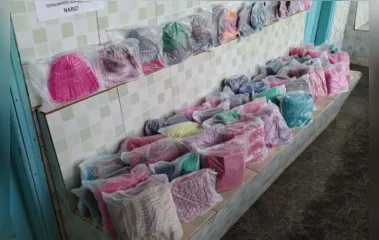 Presos da cadeia de Andirá confeccionam peças em lã para idosos