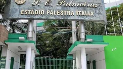 Torcida do Palmeiras depreda portão da sede do clube após derrota