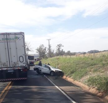 Capotamento deixa motorista ferido em estrada de Iguaraçu