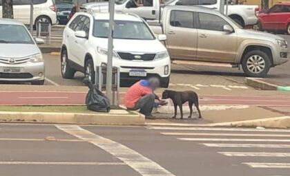 Morador de rua ganha marmita e a divide com cachorro