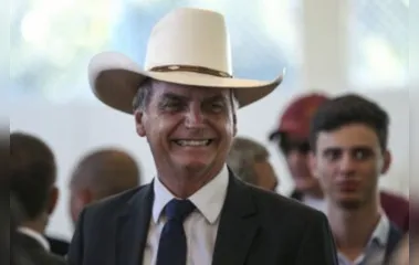 Homem viaja 1,2 mil km para presentear Bolsonaro com égua