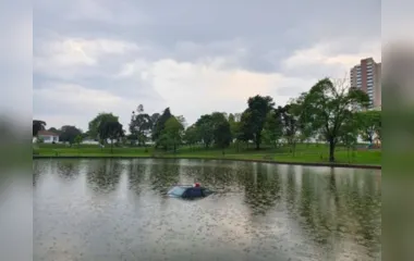 Veículo cai em lago após motorista embriagado perder o controle da direção