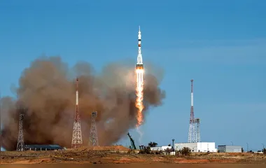 Astronautas russos e norte-americana partem para Estação Espacial