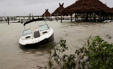 Ainda se recuperando de tempestade, Louisiana se prepara para furacão