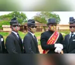 Meme do caixão: “use máscara ou venha dançar com a gente”, diz líder; Vídeo