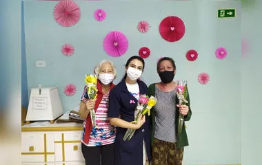Pacientes do Providência ganham rosas de voluntárias