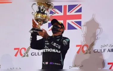 Hamilton vence no Bahrein em corrida marcada por acidente com explosão