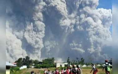 Erupção de vulcão na Indonésia obriga retirada de 4.400 habitantes