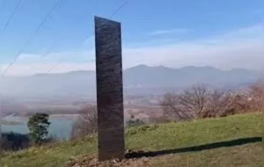 Após desaparecer de Utah, peça misteriosa de metal surge na Romênia