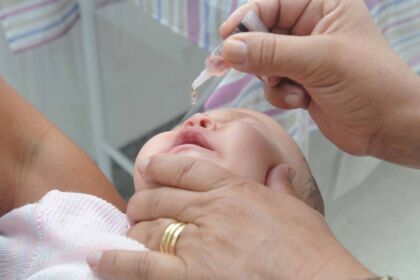 Crianças precisam ser vacinadas contra a pólio e as demais doenças graves