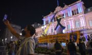 Argentinos se despedem de Maradona na Casa Rosada