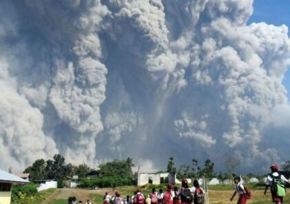 Erupção de vulcão na Indonésia obriga retirada de 4.400 habitantes