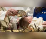 Bebê sofre parada cardíaca durante cerimônia de batismo