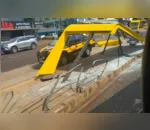 Câmera de segurança flagra caminhão destruindo ponto de ônibus; Vídeo