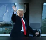 'Nós voltaremos de alguma forma', diz Trump em último discurso como presidente