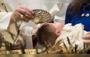 Bebê sofre parada cardíaca durante cerimônia de batismo