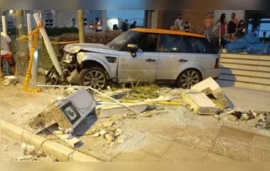 Motorista de Land Rover atropela mãe e filha e foge de linchamento