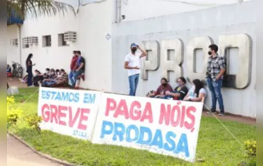 Trabalhadores da Prodasa realizam 'panelaço' em greve